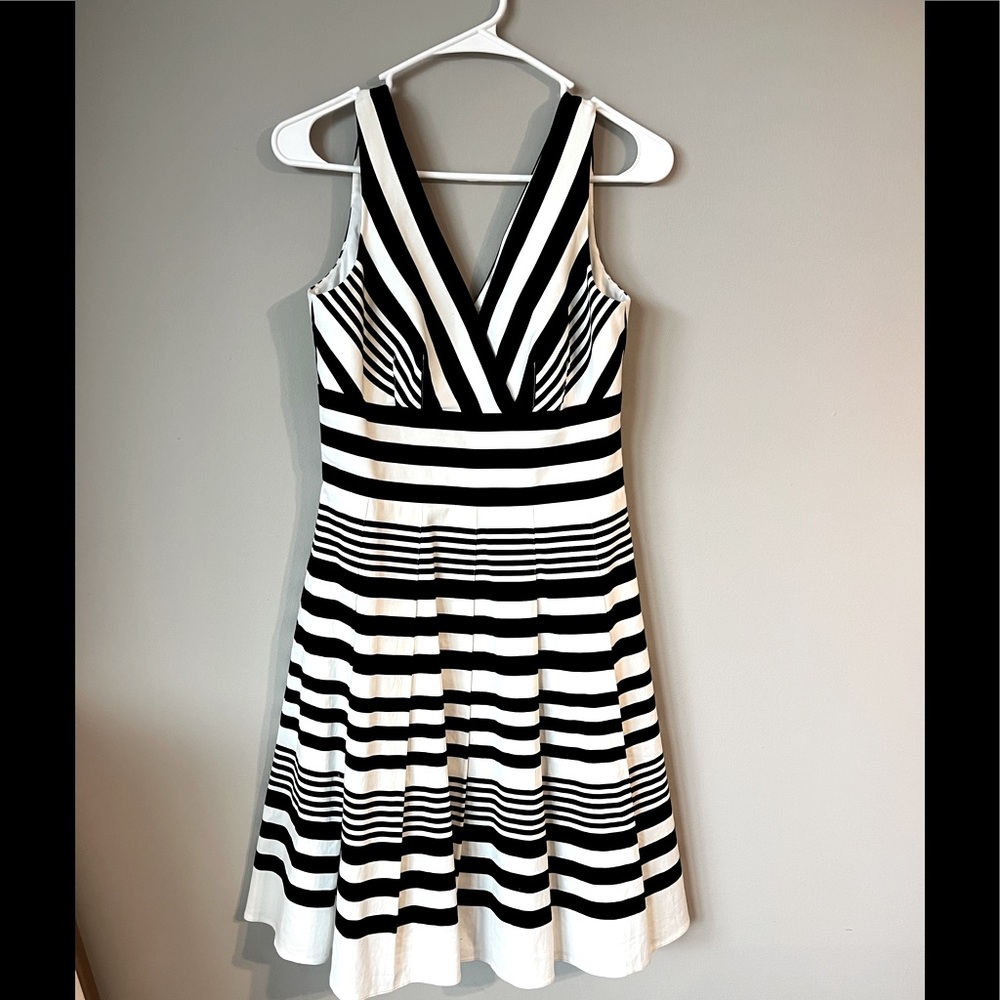 White House Black Market Black & White Stripe Sleeveless Fit & Flare Dress Sz 2